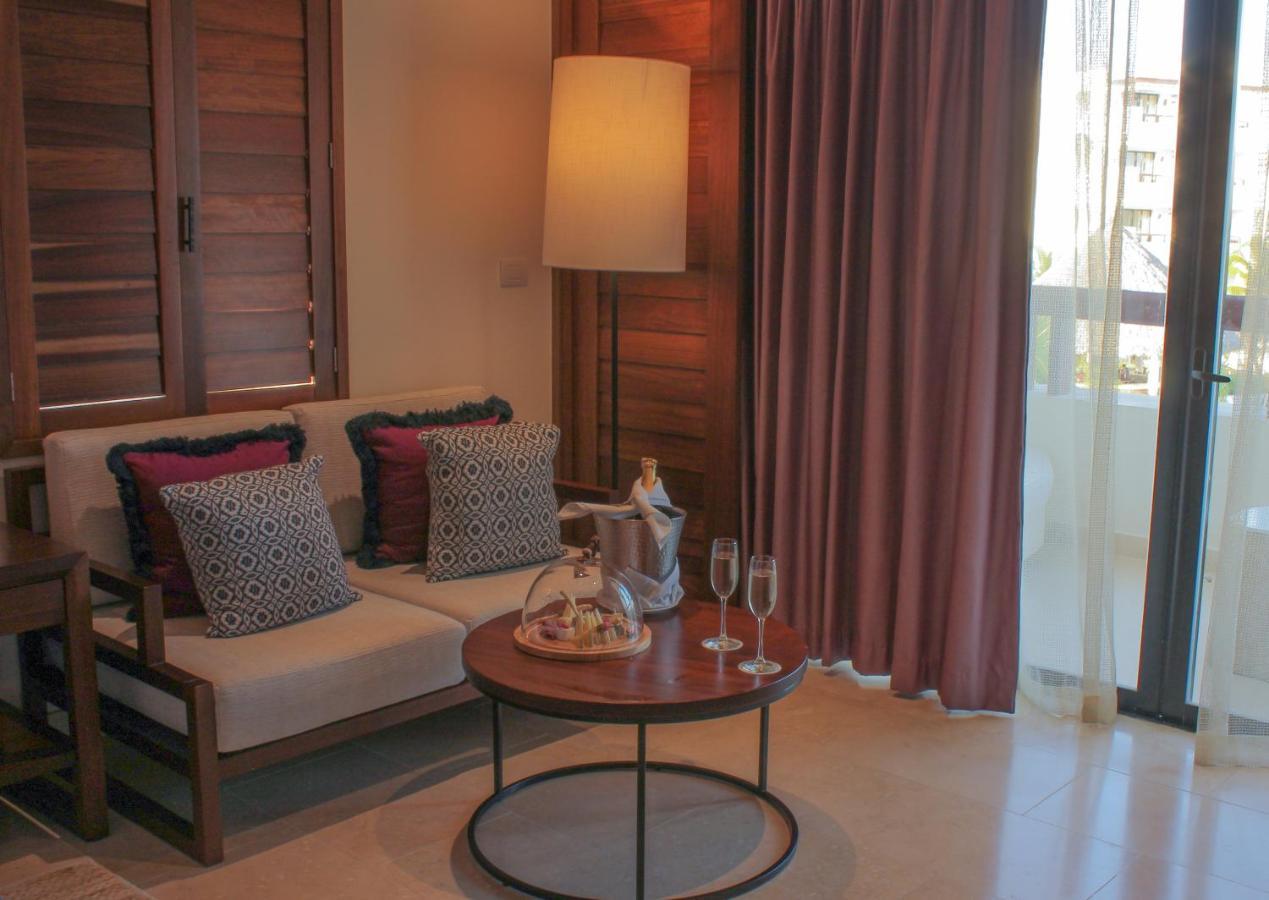 Suíte Júnior com Cama King-size e Vista da Piscina (2 Adultos)
